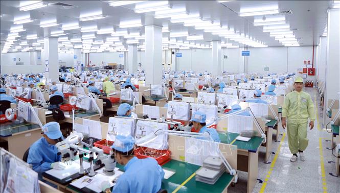 Trong ảnh: Dây chuyền sản xuất linh kiện điện tử tại Công ty điện tử YPE Vina – Hàn Quốc tại khu công nghiệp Bình Xuyên 2 Vĩnh Phúc. Ảnh: Hoàng Hùng – TTXVN