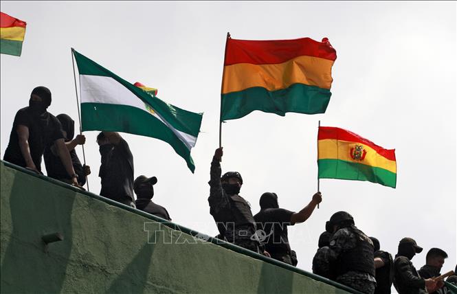 Trong ảnh: Cảnh sát Bolivia tham gia cuộc tuần hành ở Santa Cruz, miền Đông Bolivia ngày 9/11/2019, bày tỏ sự ủng hộ lực lượng đối lập, yêu cầu Tổng thống từ chức. Ảnh: AFP/TTXVN