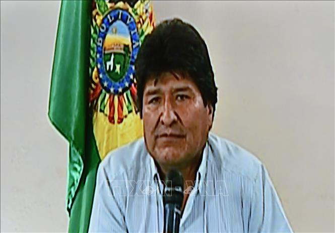 Trong ảnh: Tổng thống Bolivia Evo Morales ngày 10/11 đã tuyên bố từ chức trong bối cảnh căng thẳng leo thang do các cuộc biểu tình dẫn đến làn sóng từ chức của hàng loạt quan chức Chính phủ quốc gia Nam Mỹ này. Phát biểu trên truyền hình nhà nước, Tổng thống Morales cũng khẳng định đây là âm mưu chống lại nền dân chủ và là cuộc đảo chính. Ảnh: AFP/TTXVN