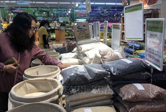 Trong ảnh: Khách hàng mua sắm tại siêu thị Big C Lê Trọng Tấn. Ảnh: Trần Việt – TTXVN 