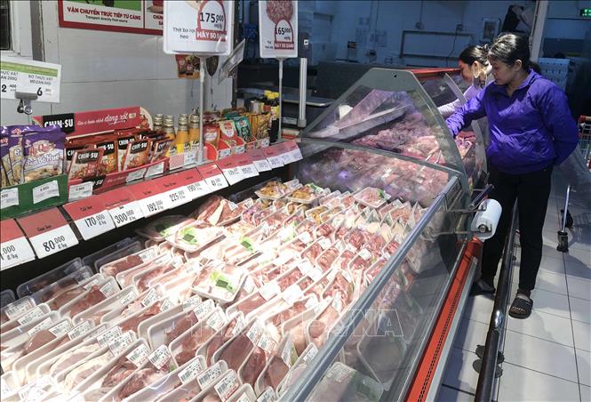 Trong ảnh: Khách hàng mua sắm tại siêu thị Big C Lê Trọng Tấn. Ảnh: Trần Việt – TTXVN