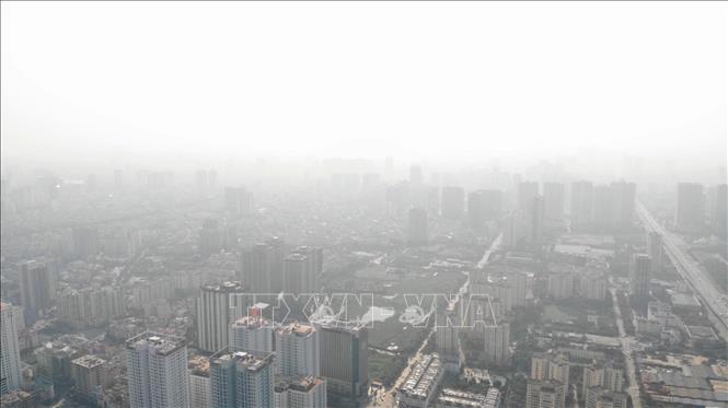 Trong ảnh: Ô nhiễm không khí tại Hà Nội tăng cao do nhiều yếu tố như: khí thải công nghiệp, đốt rơm rạ tràn lan, ùn tắc giao thông, xây dựng, sử dụng than tổ ong... Ảnh: TTXVN