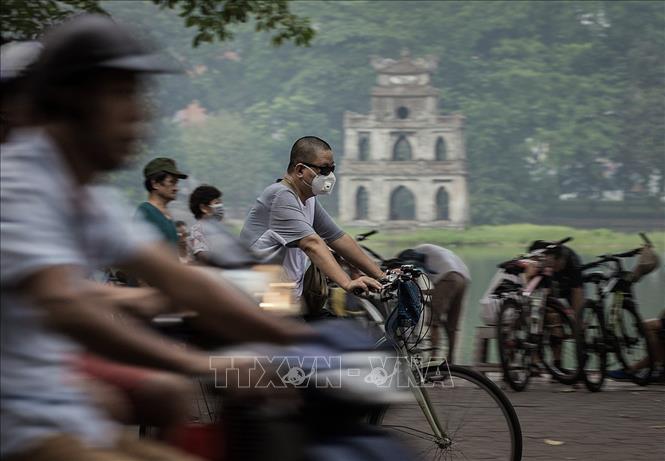 Trong ảnh: Ô nhiễm không khí tại Hà Nội tăng cao do nhiều yếu tố như: khí thải công nghiệp, đốt rơm rạ tràn lan, ùn tắc giao thông, xây dựng, sử dụng than tổ ong... Ảnh: TTXVN