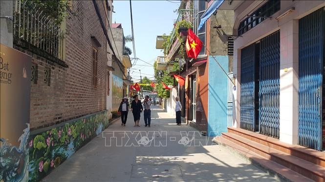 Trong ảnh: Tuyến đường thôn 3, làng Bát Tràng, huyện Gia Lâm (Hà Nội) được nhân dân chung tay xây dựng thành tuyến đường xanh, sạch, đẹp. Ảnh: Đinh Thuận - TTXVN