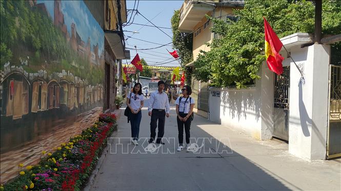 Trong ảnh: Tuyến đường thôn 3, làng Bát Tràng, huyện Gia Lâm (Hà Nội) được nhân dân chung tay xây dựng thành tuyến đường xanh, sạch, đẹp. Ảnh: Đinh Thuận - TTXVN