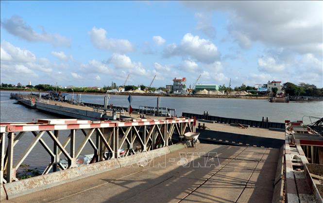 Trong ảnh: Cầu phao Ninh Cường bị gãy khiến các phương tiện giao thông không thể lưu thông. Ảnh: Văn Đạt - TTXVN