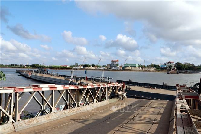 Trong ảnh: Cầu phao Ninh Cường bị gãy khiến các phương tiện giao thông không thể lưu thông. Ảnh: Văn Đạt - TTXVN