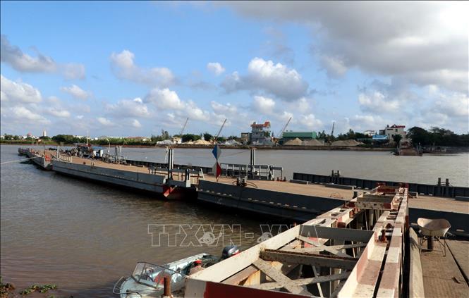 Trong ảnh: Cầu phao Ninh Cường bị gãy khiến các phương tiện giao thông không thể lưu thông. Ảnh: Văn Đạt - TTXVN