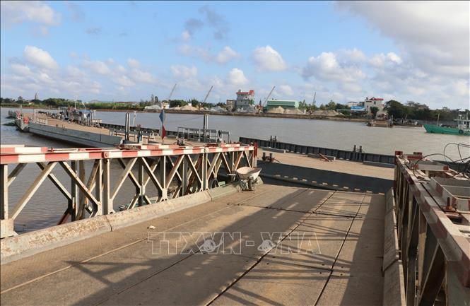 Trong ảnh: Cầu phao Ninh Cường bị gãy khiến các phương tiện giao thông không thể lưu thông. Ảnh: Văn Đạt - TTXVN