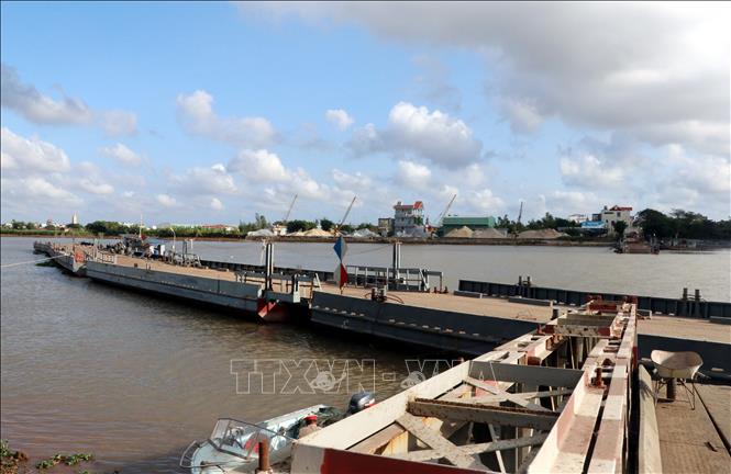 Trong ảnh: Cầu phao Ninh Cường bị gãy khiến các phương tiện giao thông không thể lưu thông. Ảnh: Văn Đạt - TTXVN