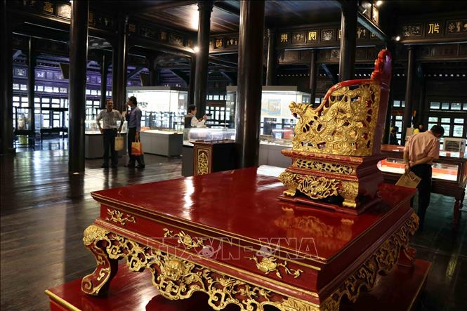 Trong ảnh: Ngai thờ và sập sơn thếp thời Nguyễn. Ảnh: Đỗ Trưởng - TTXVN