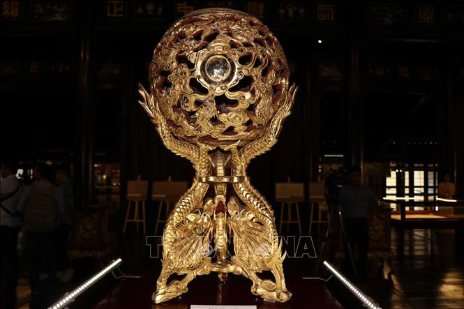Trong ảnh: Quả cầu cửu long sơn thếp thời Nguyễn. Ảnh: Đỗ Trưởng - TTXVN