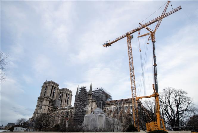 Trong ảnh: Các giàn giáo được dựng bên ngoài Nhà thờ Đức Bà ở Paris, Pháp, phục vụ công tác trùng tu nhà thờ sau vụ hỏa hoạn, ngày 19/12/2019. Ảnh: AFP/TTXVN