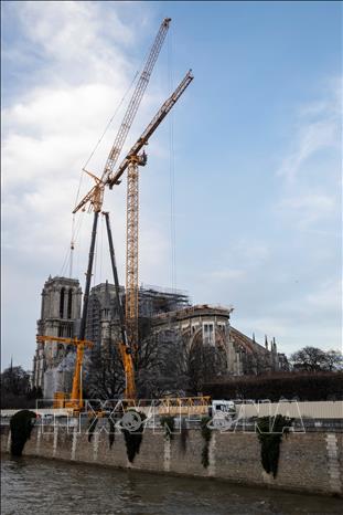 Trong ảnh: Các giàn giáo được dựng bên ngoài Nhà thờ Đức Bà ở Paris, Pháp, phục vụ công tác trùng tu nhà thờ sau vụ hỏa hoạn, ngày 19/12/2019. Ảnh: AFP/TTXVN