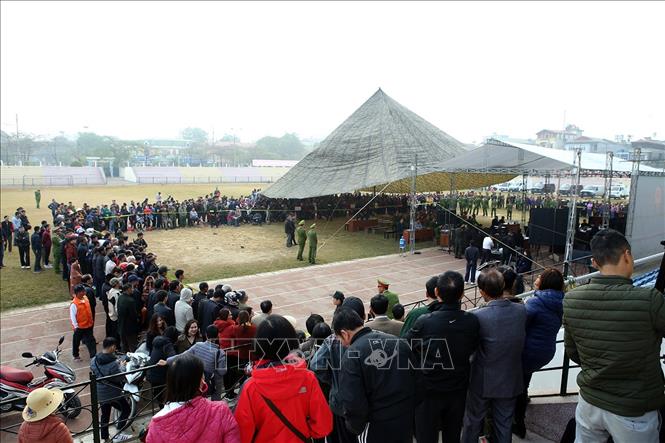 Trong ảnh: Đông đảo người dân đến xem xét xử vụ án đặc biệt nghiêm trọng. Ảnh: Phan Tuấn Anh - TTXVN