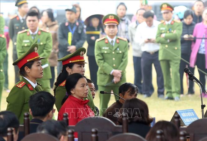 Trong ảnh: Bị cáo Bùi Kim Thu trả lời trước tòa. Ảnh: Phan Tuấn Anh - TTXVN