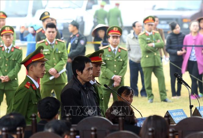 Trong ảnh: Các bị cáo trả lời trước tòa. Ảnh: Phan Tuấn Anh - TTXVN