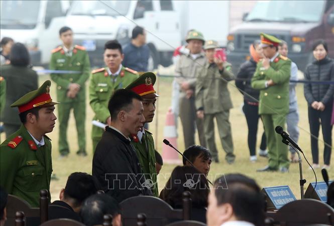 Trong ảnh: Các bị cáo trả lời trước tòa. Ảnh: Phan Tuấn Anh - TTXVN
