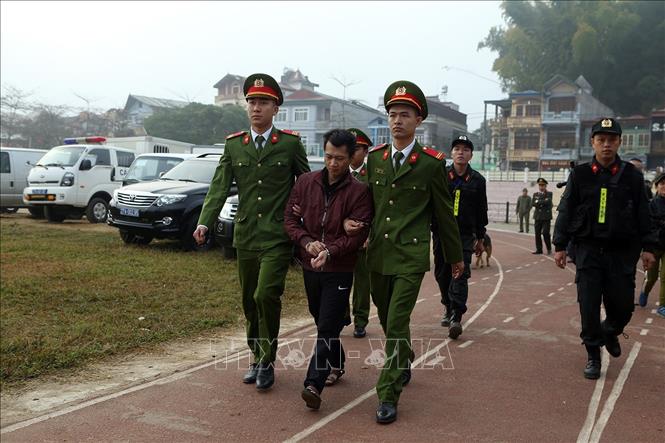 Trong ảnh: Bị cáo Vương Văn Hùng bị dẫn giải tới phiên tòa. Ảnh: Phan Tuấn Anh - TTXVN