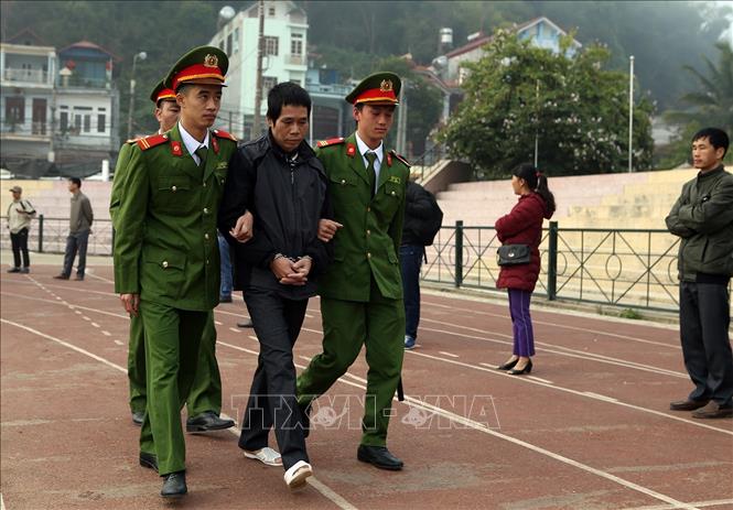 Trong ảnh: Các bị cáo Cầm Văn Chương bị dẫn giải tới phiên tòa. Ảnh: Phan Tuấn Anh - TTXVN