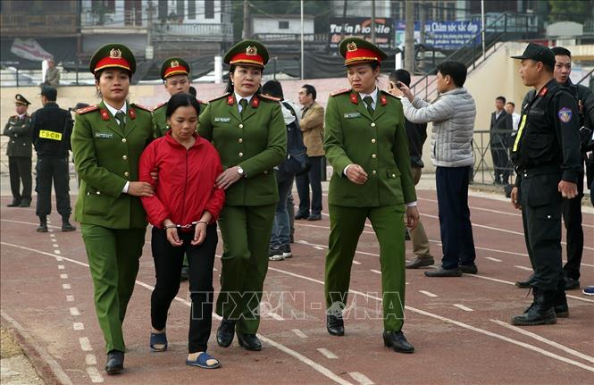 Trong ảnh: Bị cáo Bùi Kim Thu bị dẫn giải tới phiên tòa. Ảnh: Phan Tuấn Anh - TTXVN