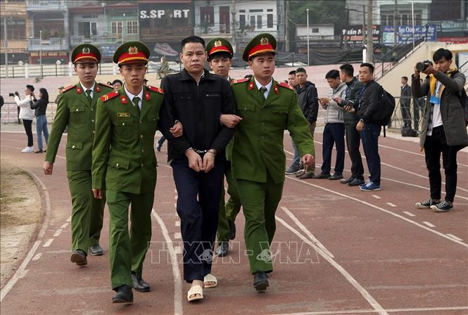 Trong ảnh: Bị cáo Vì Văn Toán bị dẫn giải tới phiên tòa. Ảnh: Phan Tuấn Anh - TTXVN