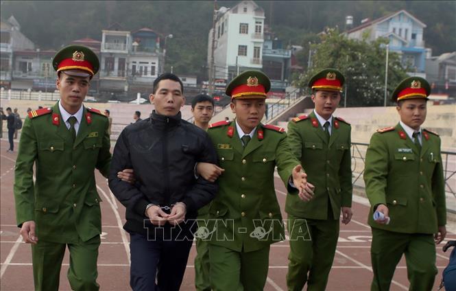Trong ảnh: Bị cáo Lường Văn Lả bị dẫn giải tới phiên tòa. Ảnh: Phan Tuấn Anh - TTXVN