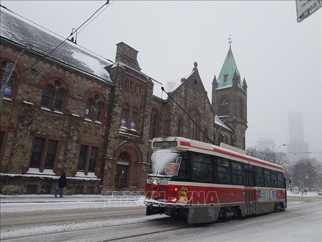 Trong ảnh: Xe điện chạy trên đường phố Toronto, Canada ngày 7/12/2019. Ảnh: AFP/TTXVN
