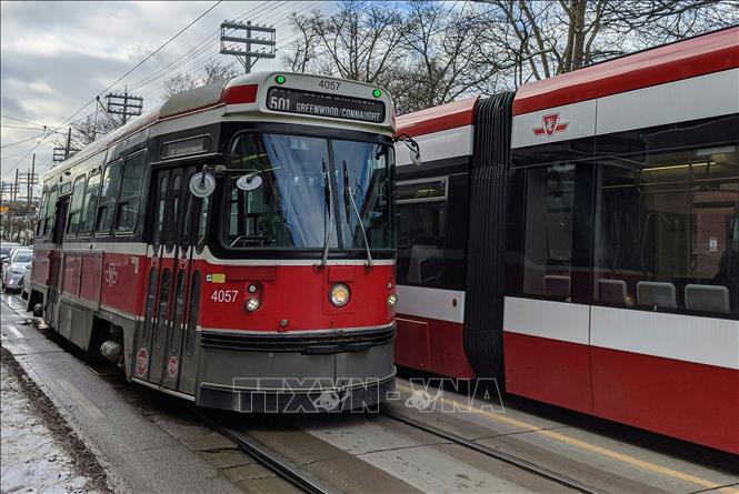Trong ảnh: Xe điện chạy trên đường phố Toronto, Canada ngày 7/12/2019. Ảnh: AFP/TTXVN