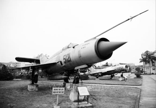 Trong ảnh: Với thành tích bắn hạ 5 máy bay Mỹ, trong đó có 1 chiếc B-52 vào đêm 27/12/1972 trong chiến thắng Hà Nội - Điện Biên Phủ trên không, chiếc MiG-21 số hiệu 5121 do phi công Phạm Tuân lái được công nhận là bảo vật quốc gia. Ảnh: Tư liệu/TTXVN phát
