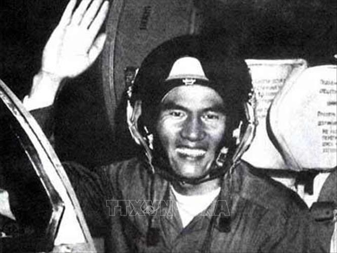 Trong ảnh: Phi công Phạm Tuân trên máy bay chiến đấu MiG-21 chuẩn bị xuất kích. Ảnh: Tư liệu/TTXVN phát