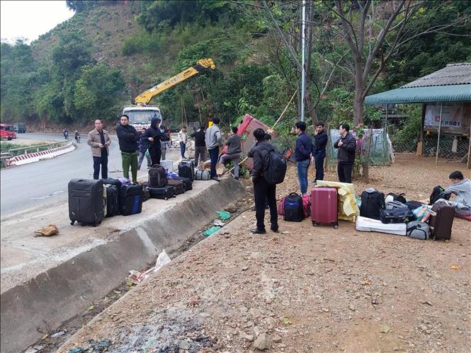 Trong ảnh: Hành khách đi trên xe và hành lý được đưa ra ngoài. Ảnh: TTXVN phát