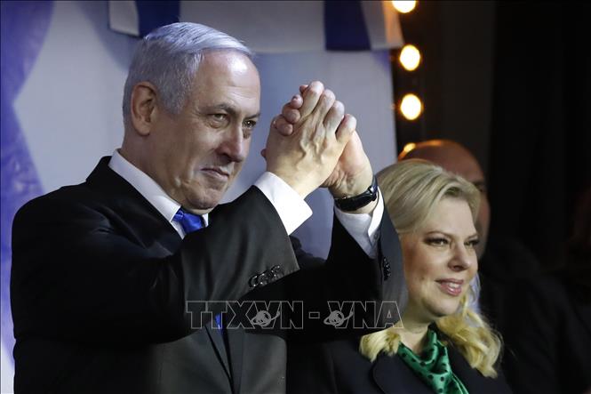 Trong ảnh (tư liệu): Thủ tướng Israel Benjamin Netanyahu (trái) phát biểu trước những người ủng hộ tại Petah Tikva, gần Tel Aviv ngày 18/12/2019. Ảnh: AFP/TTXVN