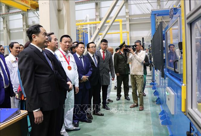 Trưởng Ban Kinh tế Trung ương Nguyễn Văn Bình cùng các đại biểu tham quan Nhà máy Sản xuất máy biến áp truyền tải 220-500 KV. Ảnh: Đinh Văn Nhiều-TTXVN