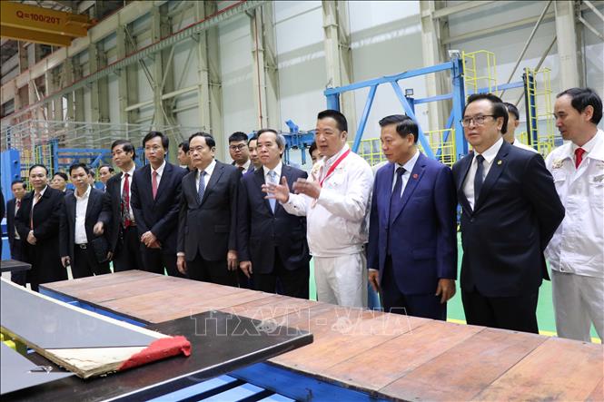 Trưởng Ban Kinh tế Trung ương Nguyễn Văn Bình cùng các đại biểu tham quan Nhà máy Sản xuất máy biến áp truyền tải 220-500 KV. Ảnh: Đinh Văn Nhiều-TTXVN