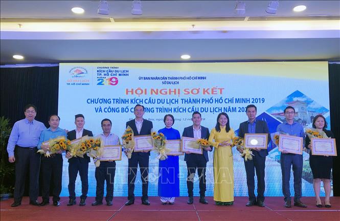 Trong ảnh: Đại diện Sở Du lịch TP.Hồ Chí Minh trao Giấy khen cho doanh nghiệp, đơn vị lữ hành có đóng góp tích cực trong Chương trình kích cầu du lịch Tp. Hồ Chí Minh năm 2019. Ảnh: Mỹ Phương - TTXVN