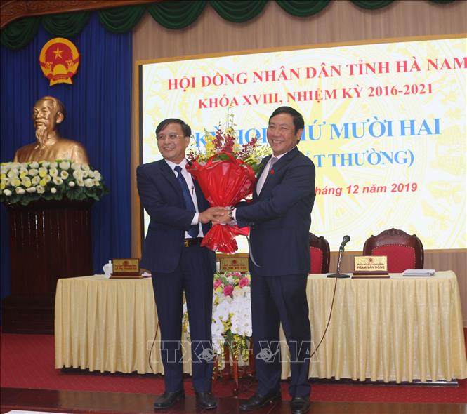 Đồng chí Phạm Sỹ Lợi, Phó Bí thư thường trực Tỉnh ủy, Chủ tịch HĐND tỉnh Hà Nam chúc mừng đồng chí Nguyễn Đức Vượng. Ảnh: Thanh Tuấn-TTXVN