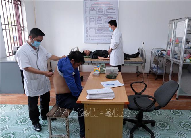 Trong ảnh: Chăm sóc y tế cho các học viên tại Cơ sở điều trị nghiện ma túy tỉnh Hưng Yên. Ảnh: Phạm Kiên - TTXVN