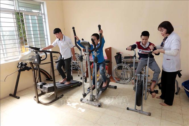 Trong ảnh: Hướng dẫn tập hồi phục chức năng tại Trường Phục hồi chức năng và Dạy nghề cho người khuyết tật huyện Khoái Châu, Hưng Yên. Ảnh: Phạm Kiên - TTXVN