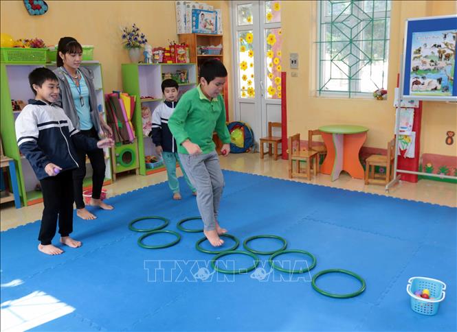Trong ảnh: Lớp học đặc biệt cho trẻ khuyết tật tại Trường Phục hồi chức năng và Dạy nghề cho người khuyết tật huyện Khoái Châu, Hưng Yên. Ảnh: Phạm Kiên - TTXVN