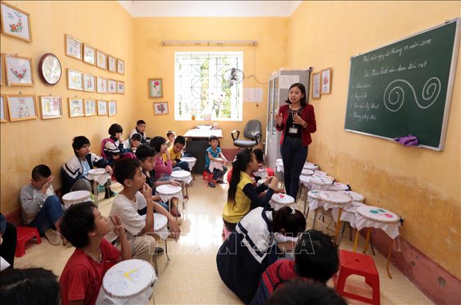 Trong ảnh: Lớp dạy thêu cho học sinh tại Trường Phục hồi chức năng và Dạy nghề cho người khuyết tật huyện Khoái Châu, Hưng Yên. Ảnh: Phạm Kiên - TTXVN