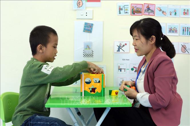 Trong ảnh: Cô trò lớp can thiệp cá nhân tại Trường Phục hồi chức năng và Dạy nghề cho người khuyết tật huyện Khoái Châu, Hưng Yên. Ảnh: Phạm Kiên - TTXVN