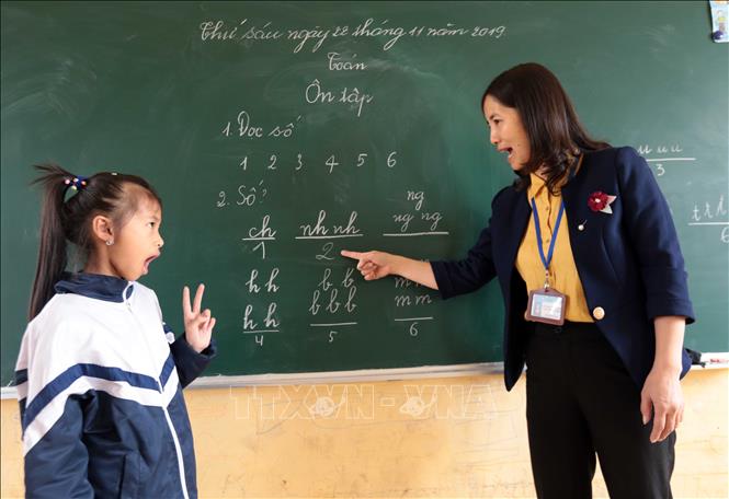 Trong ảnh: Học văn hóa theo chương trình giáo dục đặc biệt bậc Tiểu học tại Trường Phục hồi chức năng và Dạy nghề cho người khuyết tật huyện Khoái Châu, Hưng Yên. Ảnh: Phạm Kiên - TTXVN