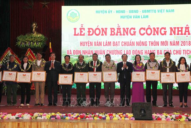 Trong ảnh: Lãnh đạo huyện Văn Lâm trao thưởng cho các tập thể, cá nhân đạt thành tích tiêu biểu trong xây dựng nông thôn mới. Ảnh: Đinh Tuấn - TTXVN
