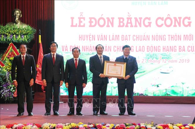 Trong ảnh: Chủ tịch UBND tỉnh Hưng Yên Nguyễn Văn Phóng trao Bằng công nhận huyện Văn Lâm đạt chuẩn nông thôn mới. Ảnh: Đinh Tuấn - TTXVN