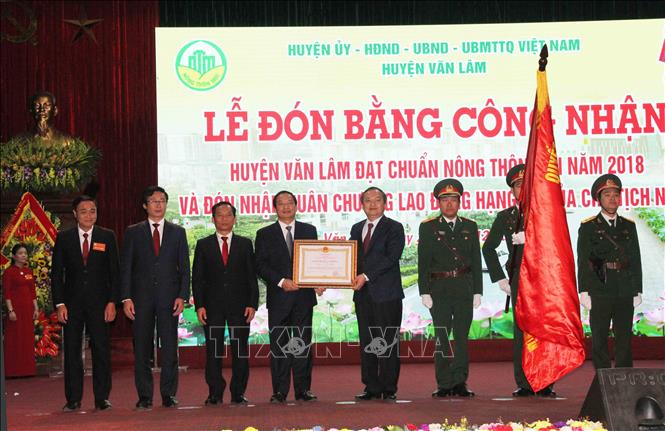 Trong ảnh: Thừa ủy quyền của Chủ tịch nước, Bí thư tỉnh Hưng Yên Đỗ Tiến Sỹ trao Huân chương Lao động hạng Ba cho Đảng bộ, chính quyền và nhân dân huyện Văn Lâm. Ảnh: Đinh Tuấn - TTXVN