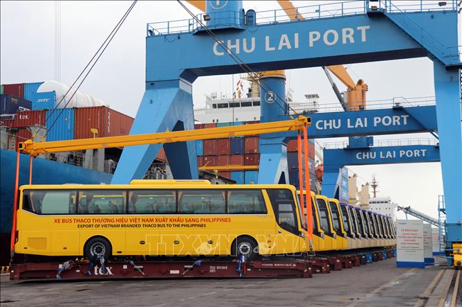 Trong ảnh: Lễ xuất khẩu xe Bus thương hiệu Việt sang Philippines. Ảnh: Trần Tĩnh -TTXVN 