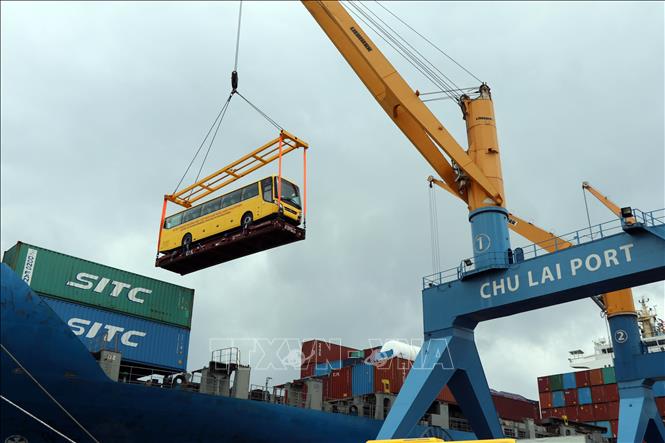 Trong ảnh: Lễ xuất khẩu xe Bus thương hiệu Việt sang Philippines. Ảnh: Trần Tĩnh -TTXVN 