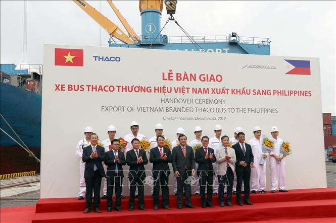 Trong ảnh: Lễ xuất khẩu xe Bus thương hiệu Việt sang Philippines. Ảnh: Trần Tĩnh -TTXVN 