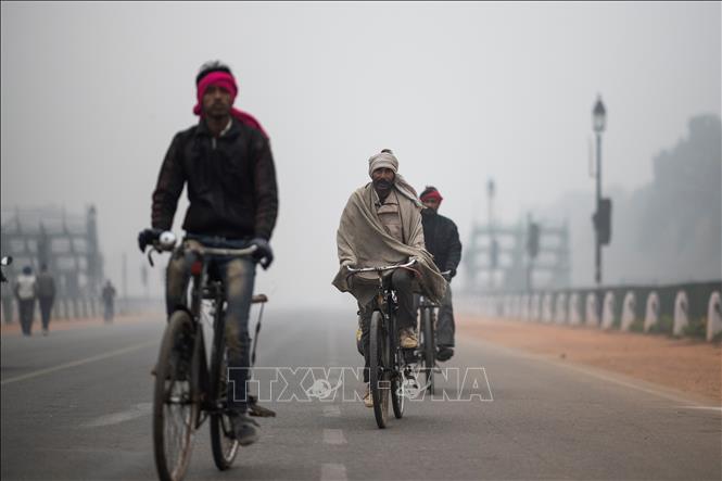 Trong ảnh: Giá rét và sương mù bao phủ tại thủ đô New Delhi, Ấn Độ ngày 28/12/2019. Ảnh: AFP/TTXVN